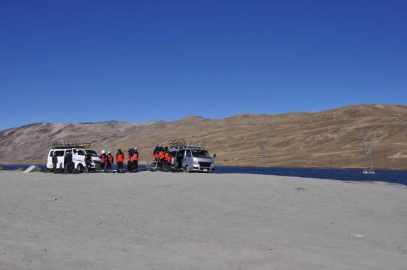 Ciclistas se reúnem no Parque de Cotapata para descer a Carretera de la Muerte, em direção à Coroico, na Bolívia